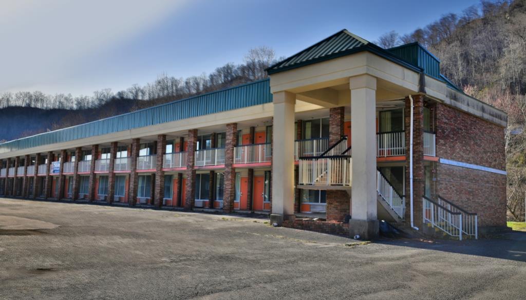 0-south-mayo-trail-pikeville-ky-41501-500-000-9408-sq-ft